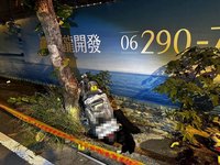 無照酒駕疑自撞路樹起火 台南高中生情侶重傷不治