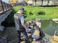 高雄環保局監控後勁溪水質 附近5業者違規排放