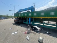 大貨車甫駛出廠區與直行機車碰撞　男騎士傷重不治