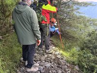 日籍遊客登玉山失足墜崖  警消及時救援送醫