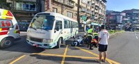 新北校車未打方向燈迴轉　中和警遭擦撞雙腿受傷