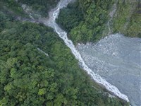 萬里溪堰塞湖穩定溢流  有條件開放河道灌溉取水