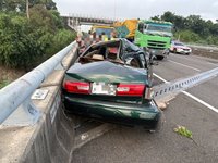 國1台南段小客車自撞後遭撞駕駛送醫 一度回堵3公里