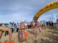 金門海上長泳登場　數百泳客習山湖海灣熱情參與