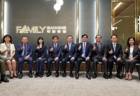 卓榮泰訪中信銀亞灣分行　肯定推動國際競爭力