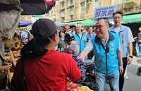 新北市場陸戰 李四川傾聽聲音、蘇巧慧認真握每雙手
