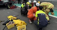 騎士疑墜臥竹東河床　新竹消防吊起命危送醫搶救