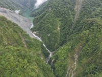 萬里溪堰塞湖壩體輕微沖刷下切　無立即性破壞跡象