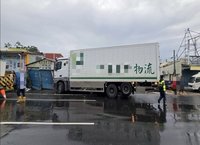 屏東大貨車連撞電桿與鐵皮屋　警驗出毒品反應