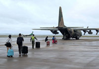 颱風影響中轉客湧進金門機場　軍機投入助疏運