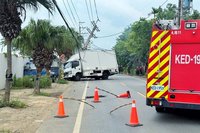桃園貨車撞電桿害2858戶停電　估晚間6時前全復電