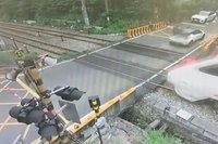 轎車受困桃園平鎮區平交道　鐵警局：最高罰9萬扣照
