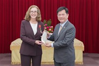 AIT副處長梁凱雯將離任　林佳龍頒贈睦誼外交獎章