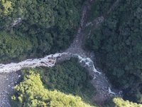 萬里溪堰塞湖穩定溢流 壩頂崩塌土石滑動堆積河床