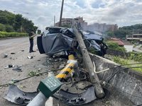 苗縣台1線轎車撞斷電桿翻覆　7旬女駕駛重傷