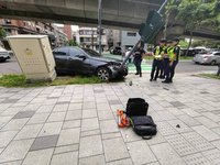 竹市通緝犯疑毒駕拒檢竄逃　自撞號誌燈桿遭逮