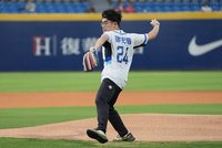 悍將主場賽事　聽損青年醫學生與聽奧國手許樂開球