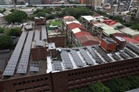 屋頂光電新制8/1上路　住宅店舖列第2階段實施目標