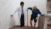 9旬翁開刀換人工關節　術後翌日下床復健後行動自如