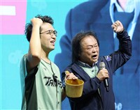 力挺沈伯洋　王世堅送水勺承諾「任憑差遣」