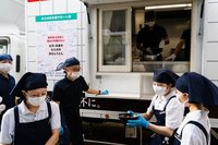 高雄偕北九州再援熊本 烏龍麵餐車進災區送熱食暖心