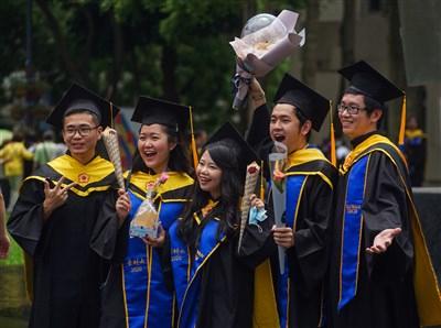 畢業生平均起薪3.9萬元　17.2%僅領最低工資