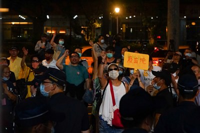 藍委占立院議場抗議 近百名支持者場外集結聲援