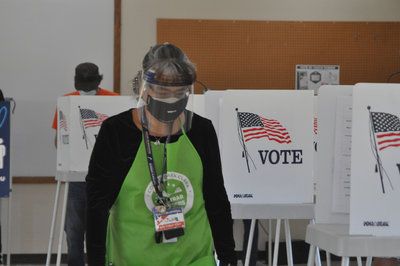 美國大媽組成專業選務義工  守護民主選舉英雄