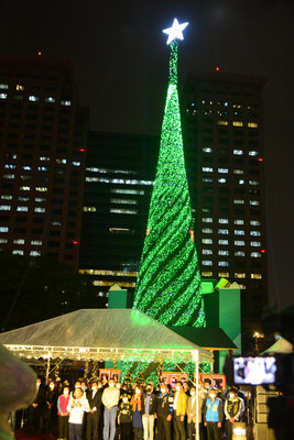 新北歡樂耶誕城點燈 侯友宜提醒注意防疫