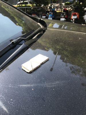 寒流後老舊大樓磁磚掉落 砸中議員車、民眾機車