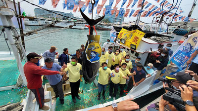 屏東第一鮪拍賣破紀錄  買家再捐款太魯閣號事故