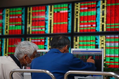 台股盤中、收盤指數同步創新高　本週漲859點