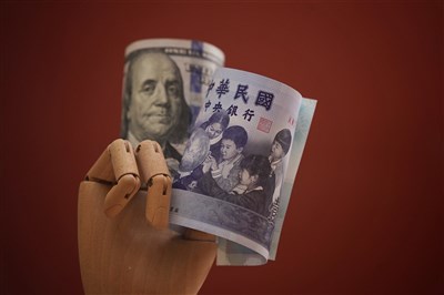 新台幣今年貶2.046元 封關價32.781元創9年新低