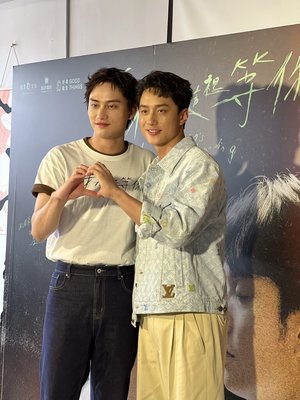 范少勳劉俊謙拍「我在這裡等你」  曖昧戲常笑場