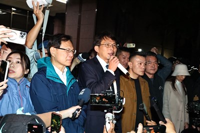 柯文哲獲准交保 場外群眾爆歡呼「法官謝謝你」