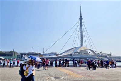 高雄大港橋旋轉秀故障  卡20分延誤通行