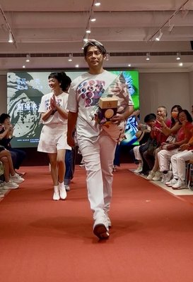 藝人陳子強辦畫展作公益　感性落淚盼助弱勢兒童