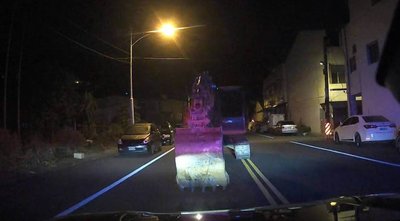 南投男子竊挖土機拒檢 揮鏟斗攻擊警車遭逮