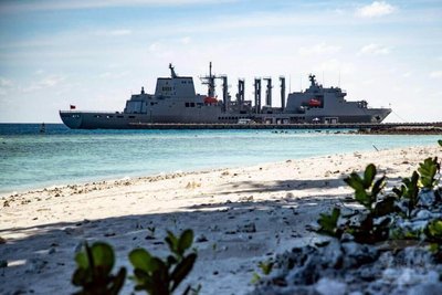 海軍2萬噸油彈補給艦磐石艦 停靠南沙太平島碼頭