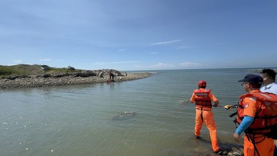 台中大安溪沙洲釣客受困 海巡即時救援平安脫困