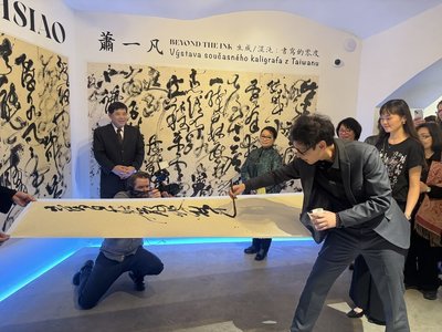 當代書法家蕭一凡布拉格個展 即席揮毫驚豔觀眾