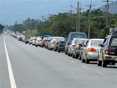 年假返鄉車潮湧現　公路局建議出發前查塞車資訊