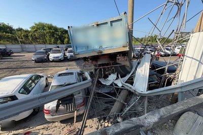 桃園聯結車衝出匝道槽化島 停車場多車受損