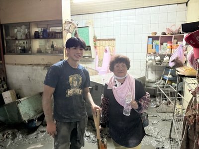 台師大15國境外生當鏟子超人　體驗台灣公民行動力