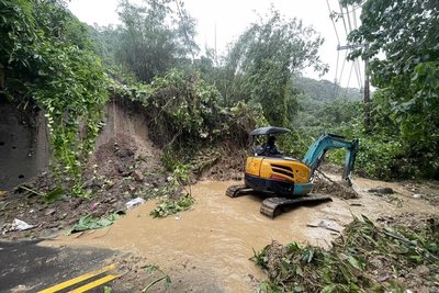 新北淡水坪頂路邊坡土石滑落封閉 新北:搶修中