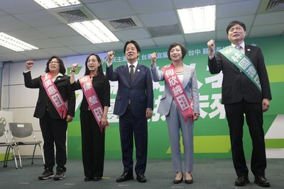 賴清德為首波縣市長選將繫競選背帶 讚縣市好人才