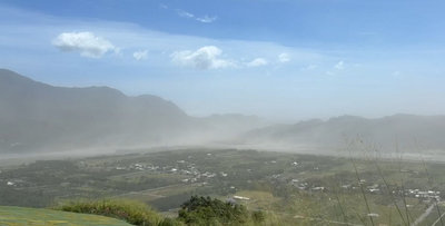 東北風增強卑南溪風飛沙 台東市區縱谷民眾怨吃土