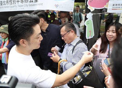 蔣萬安出席台灣同志遊行 發放幸福守護御守