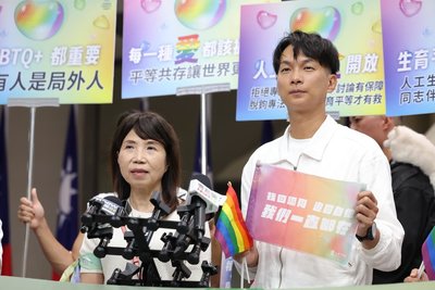 民眾黨參加同志大遊行 促人工生殖法適用男女同志