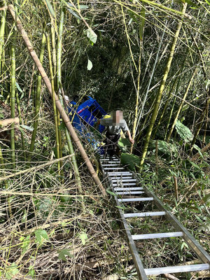 南投老夫妻駕車衝落山谷 受傷獲救送醫